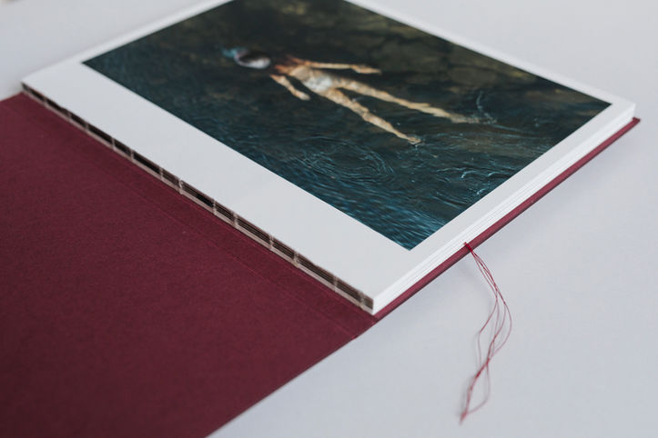 Kunstbuch Like the Waves Appear and Disappear and Appear Again, aufgeklappt