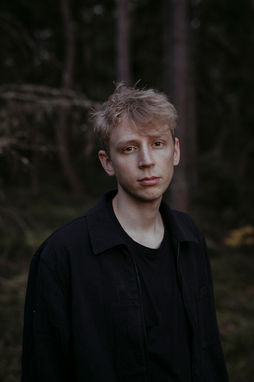 Portrait Musiker Künstler in der Natur