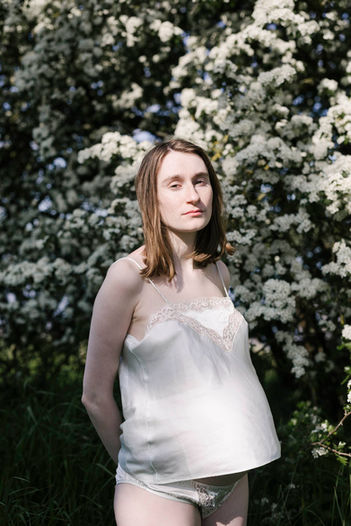 Portrait einer Schwangeren in der Natur