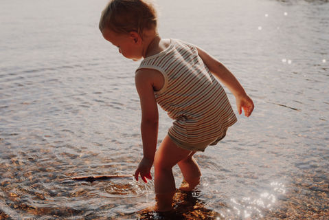 Kind spielt am Wasser