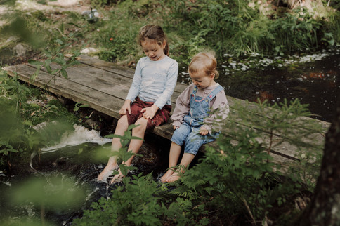 Kinder am Bach, natürliche Familienfotografie