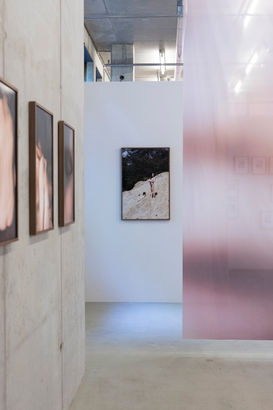 Ausstellungsansichten zur fotografischen Arbeit Like the Waves Appear and Disappear and Appear Again