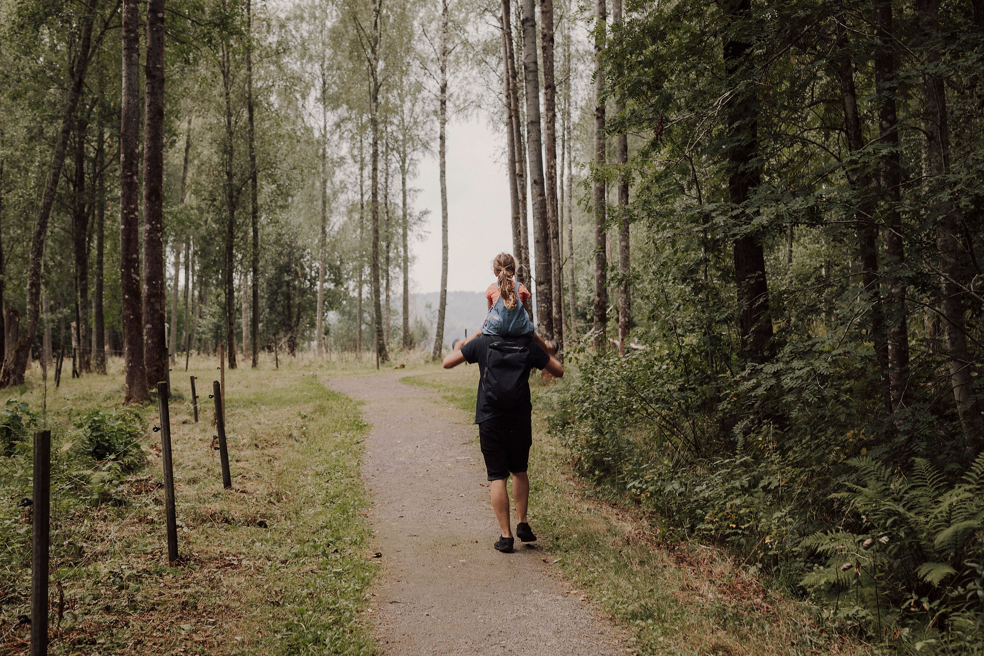 Vater und Kind beim Spaziergang im Wald