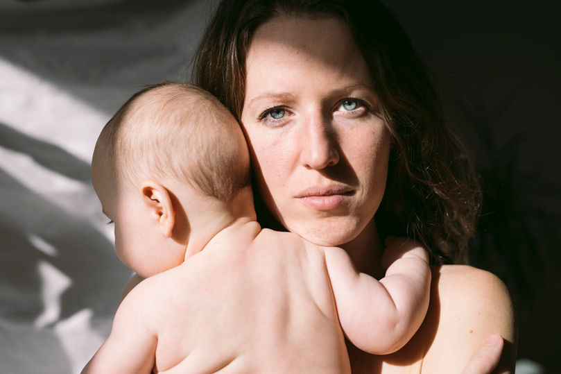 Portrait einer Mutter mit Kind im Sonnenlicht