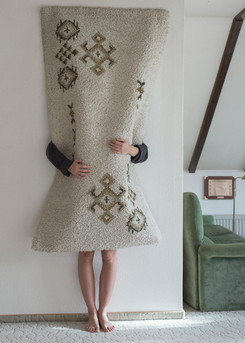 Selbstportrait Billerberg hinter dem Teppich