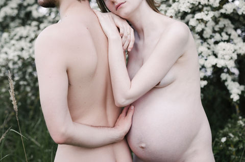Schwangerschaft Babybauch im Grünen