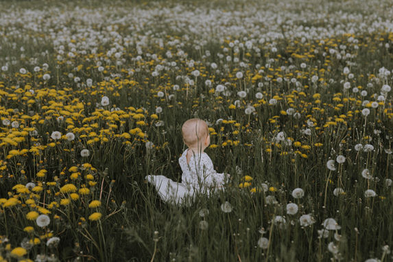 Kind im Blumenfeld
