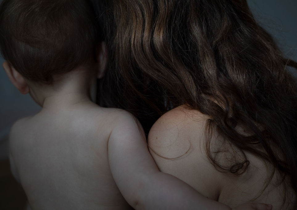 Mutter und Kind in der Dunkelheit