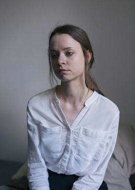 Portrait einer Frau in weißer Bluse