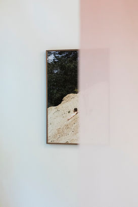 Ausstellungsansichten zur fotografischen Arbeit Like the Waves Appear and Disappear and Appear Again