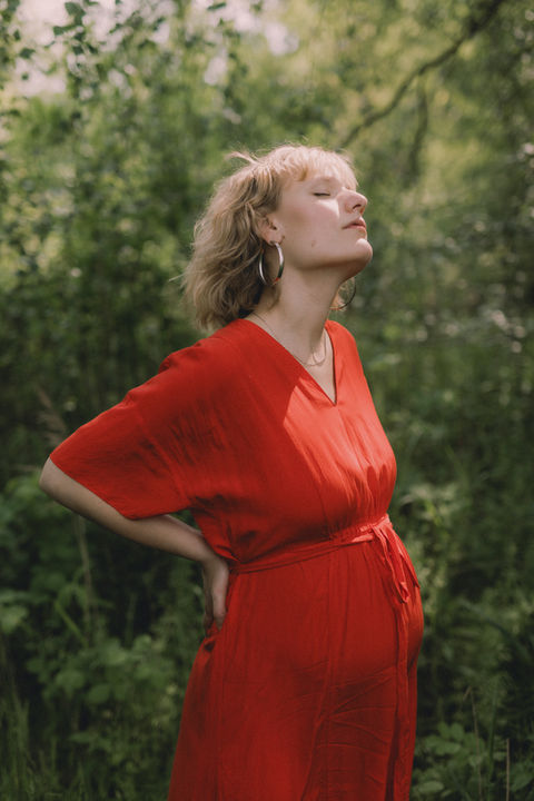 Portrait einer Schwangeren im roten Kleid