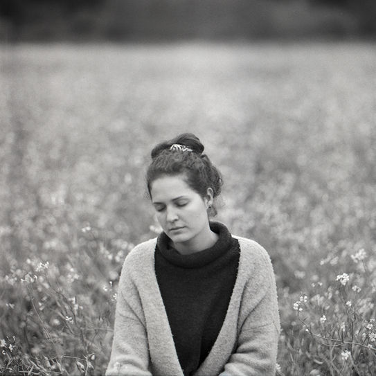 Portrait analog auf Blumenwiese