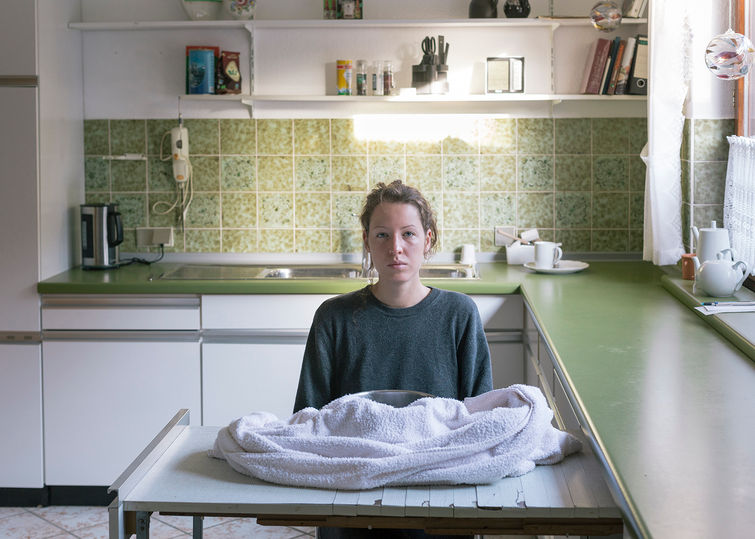 Portrait beim Inhalieren in altmodischer Küche, Billerberg