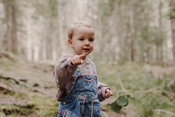 Kind entdeckt die Natur