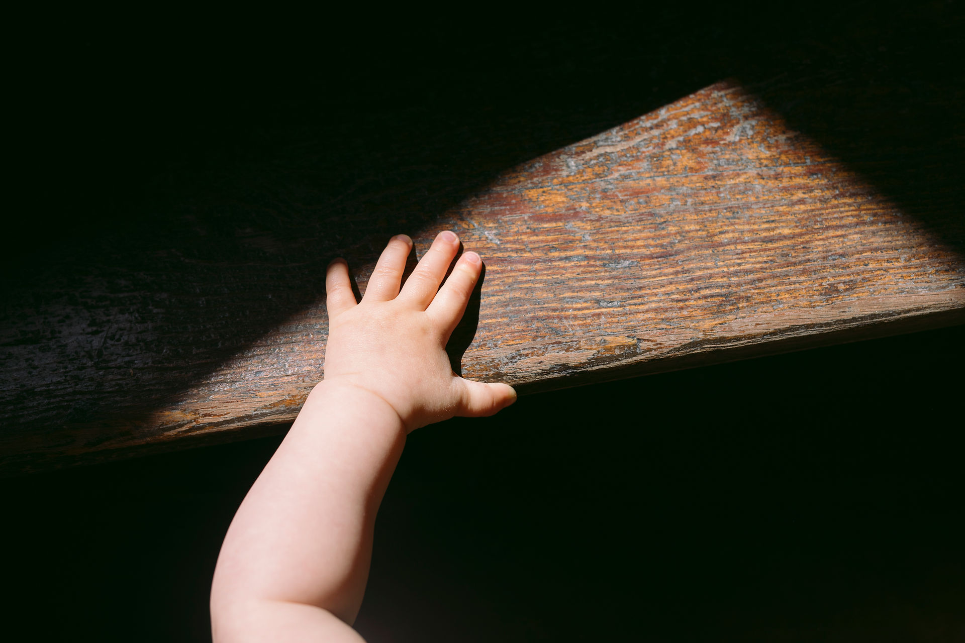 Nahaufnahme Kinderarm im Sonnenlicht