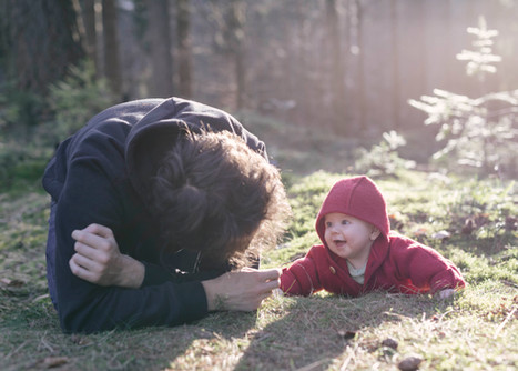 Vater und Kind entdecken den Wald