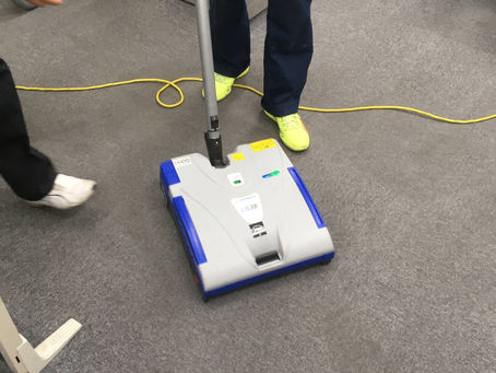 カーペット用掃除機のデモ