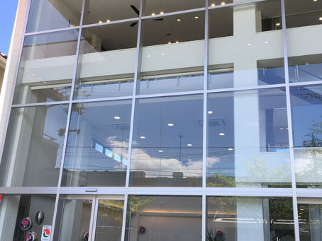 ガラス張りの社屋洗浄