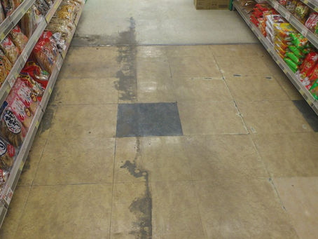 改装に伴い床面の洗浄を行いました。