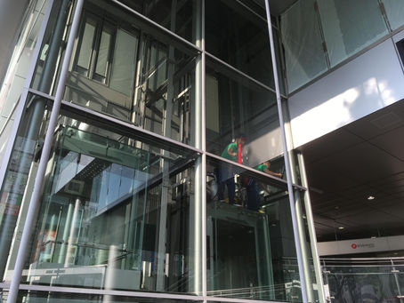 エレベーター内のガラス清掃