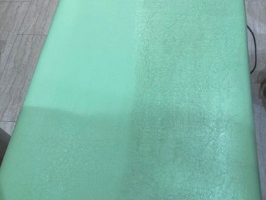 待合室の椅子洗浄及び消毒作業