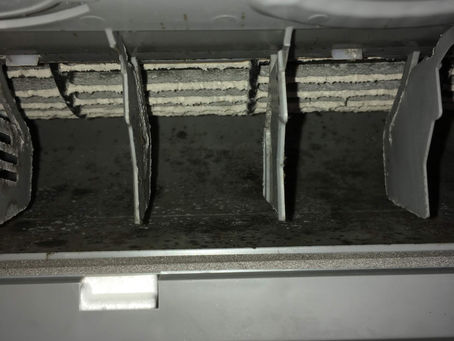 エアコンの中　これはチョット見てられない　ホコリ、カビ