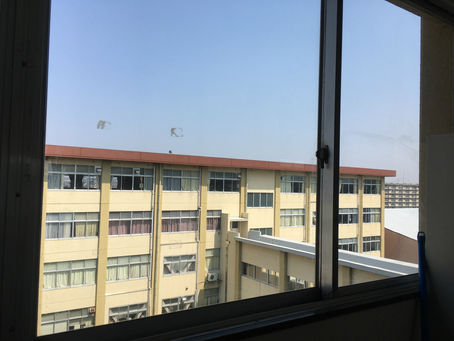 学校のガラス清掃