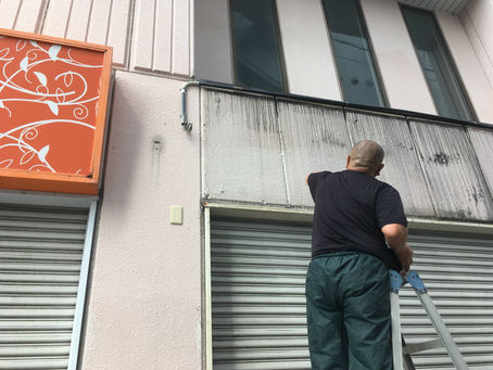 看板撤去後の外壁洗浄