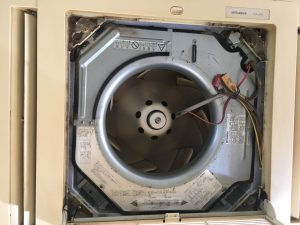 エアコン　業務用エアコン　フィルターの内側