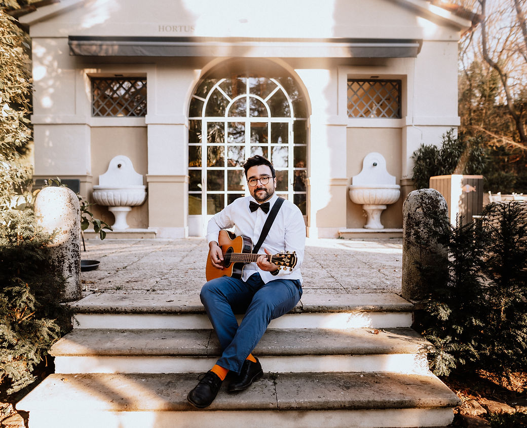 Emmi als Hochzeitssänger mit Gitarre vor einer Hochzeitslocation im Rhein-Main-Gebiet