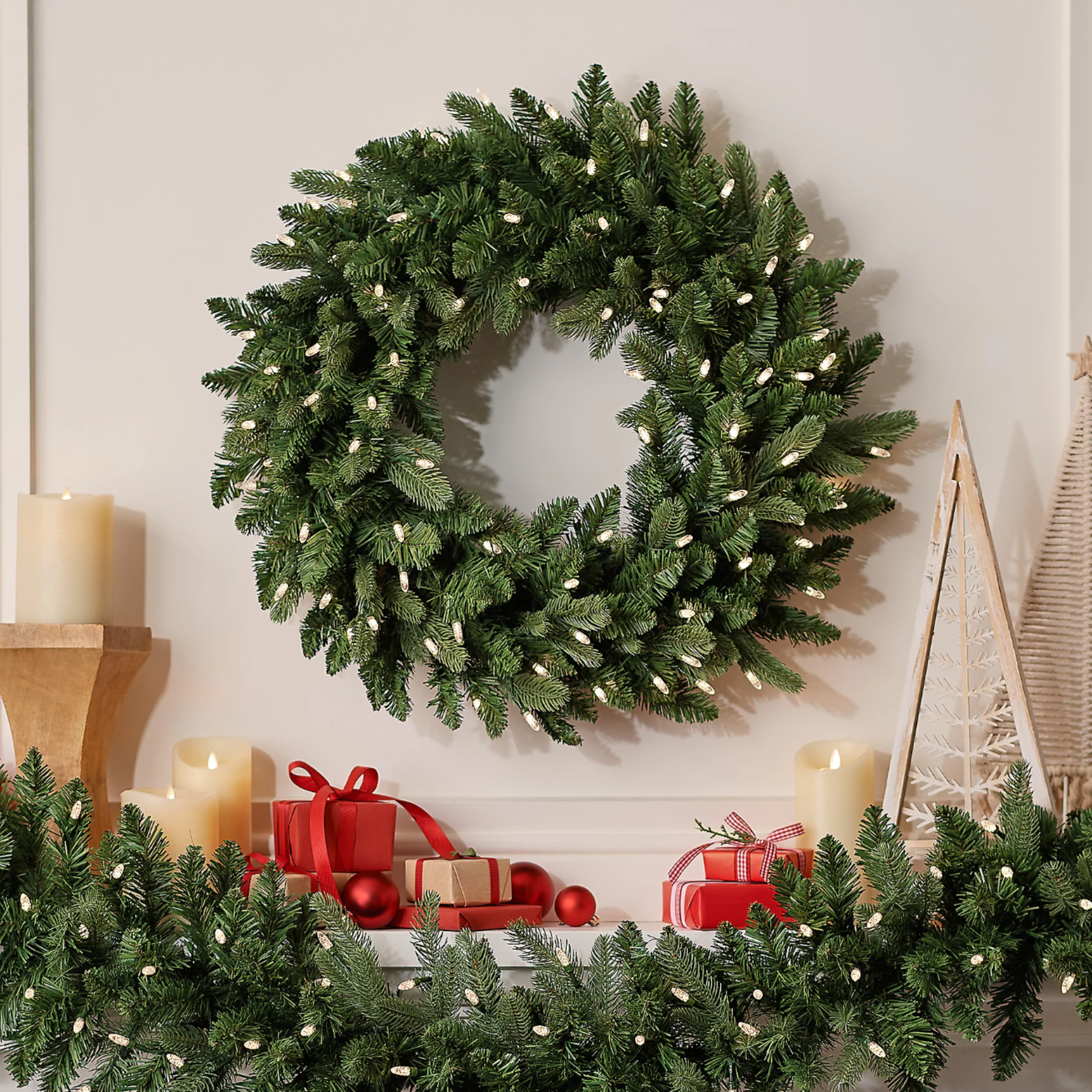 Corona de Navidad color verde con iluminación