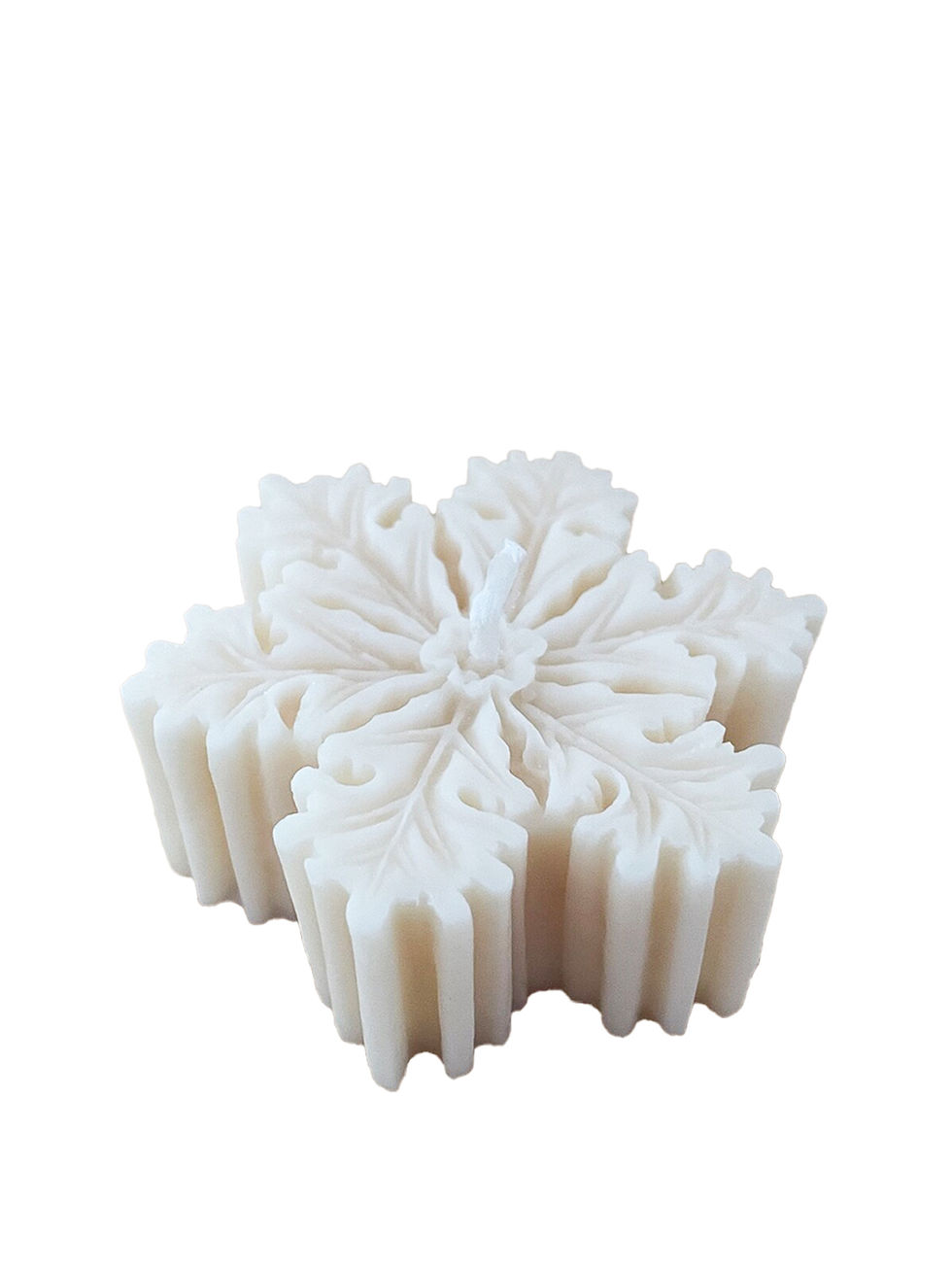 Fiocco di neve candela bianca; dettagli decorativi, Candela Pilade. Sfondo bianco.