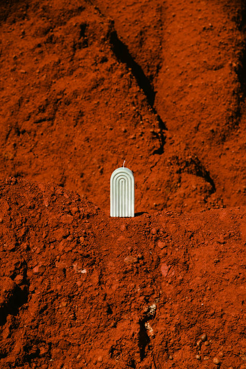 foto delle candele posizionate nella cava di bauzite in puglia in cui risaltano le loro forme e caratteristiche