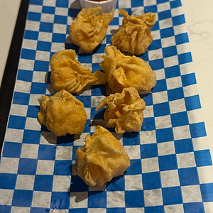 D4 FRIED SHRIMP WONTON (8PCS) / 炸虾云吞(8个