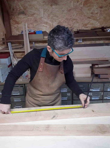Immersion au cœur du métier d'ébéniste. La préparation des matériaux.