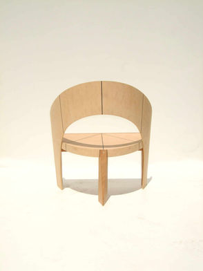 Découvrez le dos du siège "Néfertari", mettant en avant ses lignes harmonieuses et la beauté du bois d'érable moucheté. Une pièce exceptionnelle qui marie l'art de l'ébénisterie au design contemporain. Créé et réalisé dans nos ateliers par Isabelle Pillet, à Kervignac, Lorient, Morbihan, Bretagne, France.