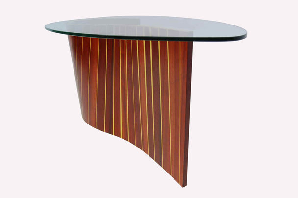 Table Basse Élégante 'Amarres' - Lignes Courbes et Marqueterie de Qualité. Vue Postérieure de cette Création Artistique Fusionnant Style et Fonctionnalité.