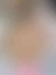 bułka z serkiem i rzodkiewką na drewnianej desce i białym blacie