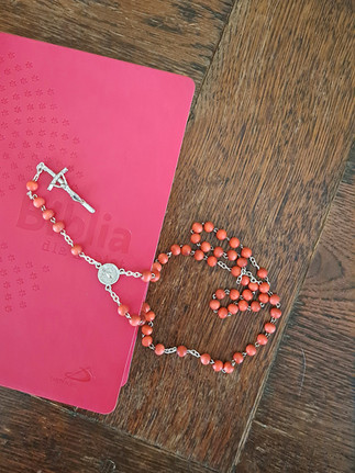 różowa biblia i różany różaniec