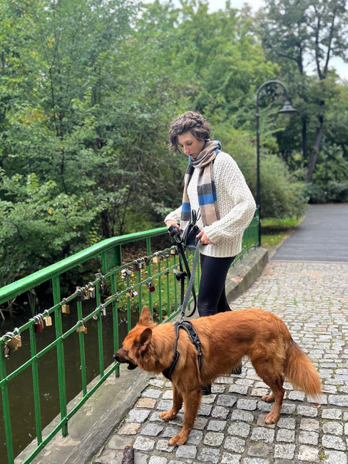 dziewczyna z rudym psem w parku sołackim