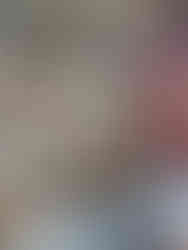 kuchnia z czerwoną lodówką, bałagan na blacie