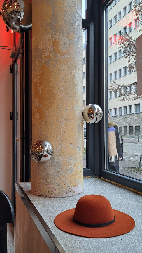 czerwony kapelusz na parapecie restauracji Cyrk na ulicy Młyńskiej w Poznaniu