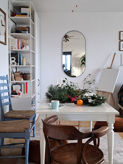 świąteczne dekoracje DIY na białym stole w mieszkaniu