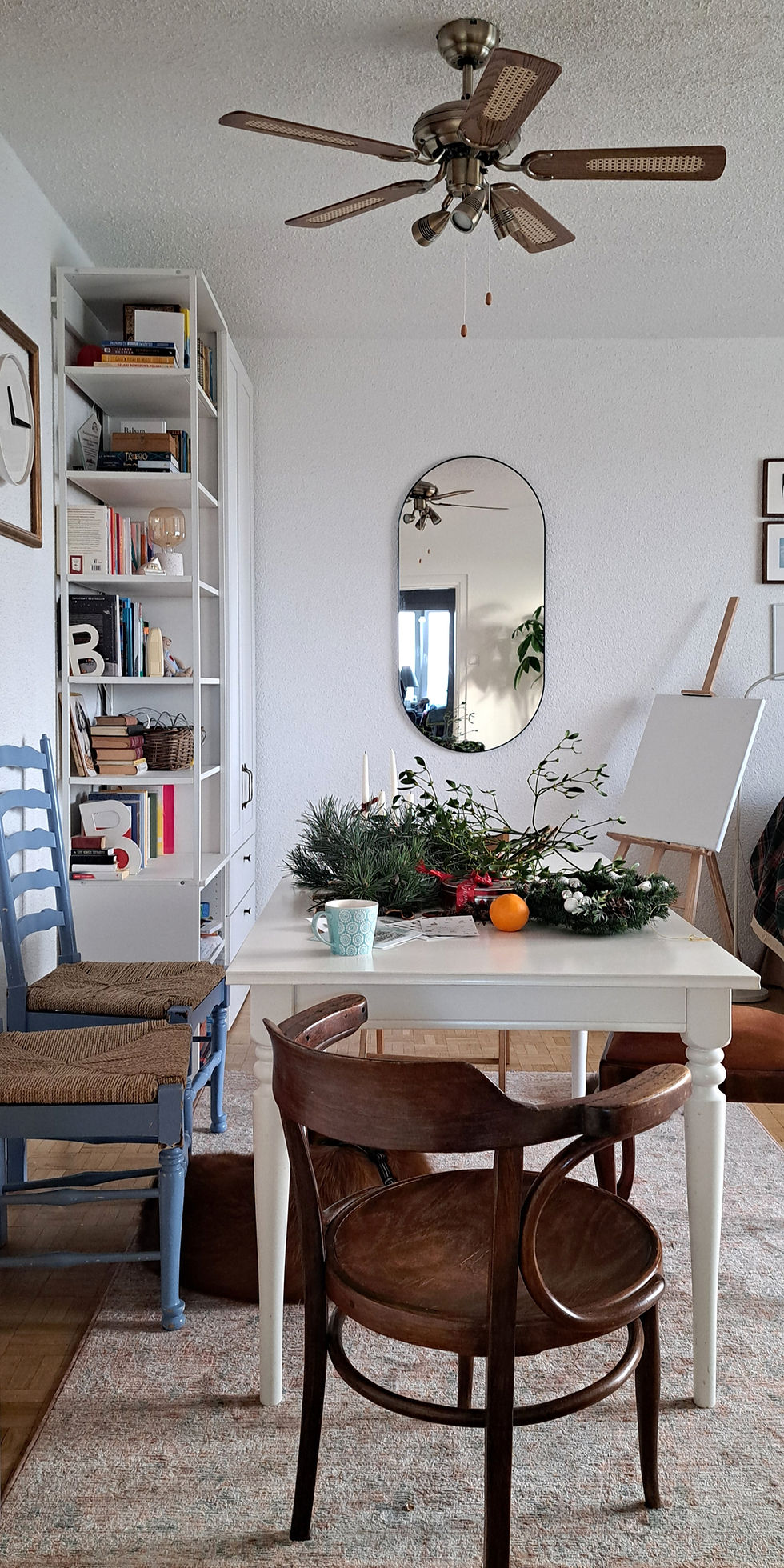 świąteczne dekoracje DIY z gałązek na białym stole