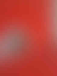 kubek z kawąna tle czerwonego płótna