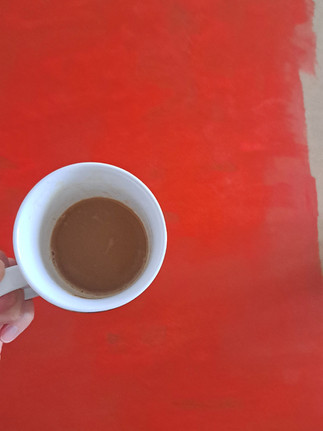 kubek z kawąna tle czerwonego płótna