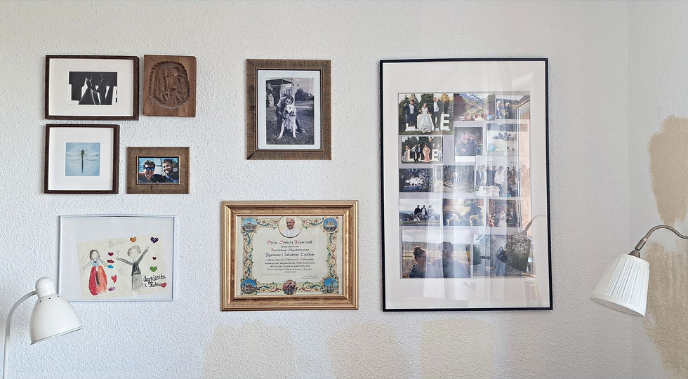 galeria zdjęć na białej ścianie w salonie