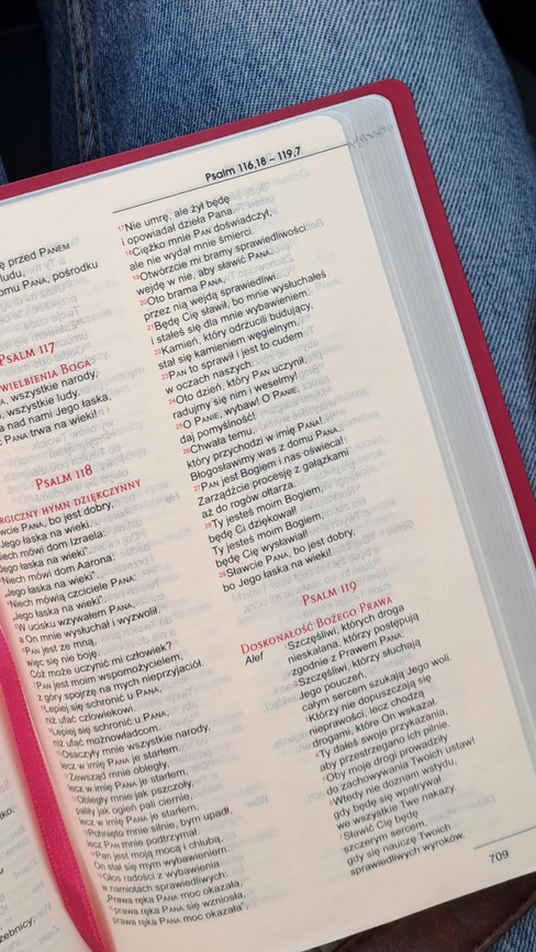 pismo święte czytane na kolanach w samochodzie