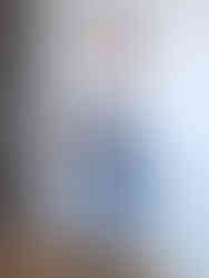 dziewczyna w białej koszuli z żółtą torebką