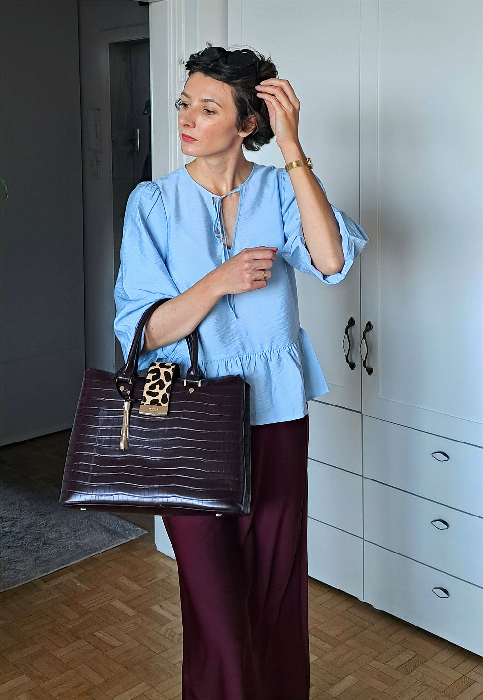 dziewczyna w niebieskiej bluzce i bordowej spódnicy